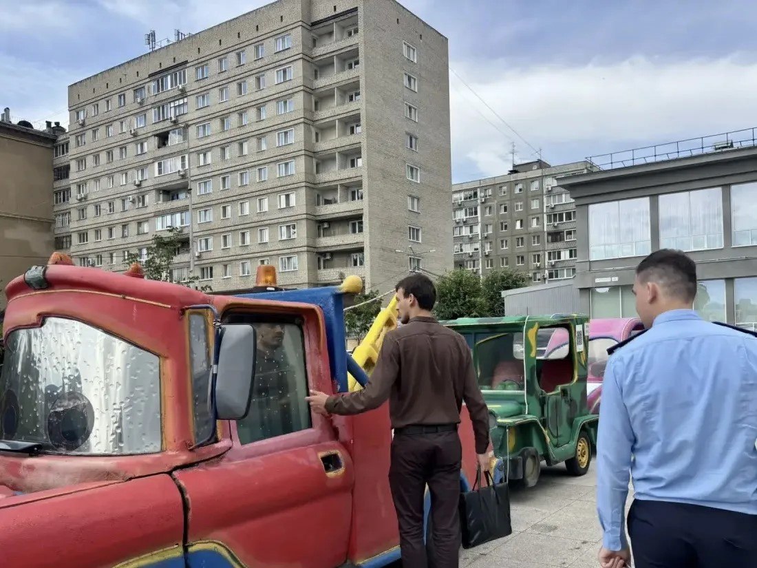 Детские паровозики у саратовского цирка оказались нелегальными Детские паровозики у саратовского цирка оказались нелегальными